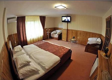 Trojka Hotel Es Panzio Szolnok Værelse billede